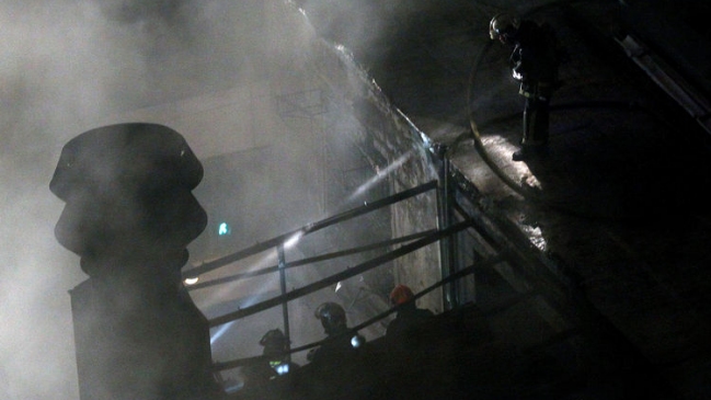 20 afectados dejó incendio en edificio en el centro de Santiago