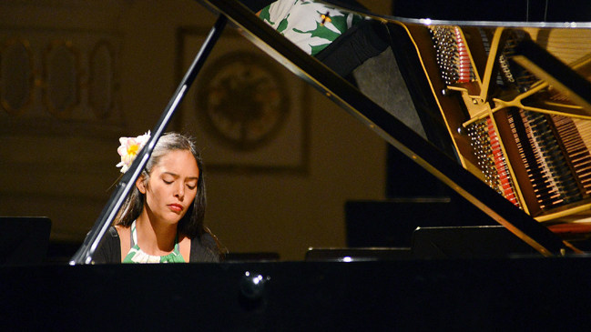 Pianista pretende reunir fondos para construir escuela de música en Isla de Pascua