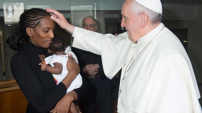 Mujer sudanesa acusada de apostasía se reúne con el papa Francisco en Roma