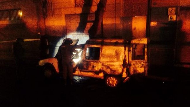 Desconocidos quemaron vehículo en centro de Santiago