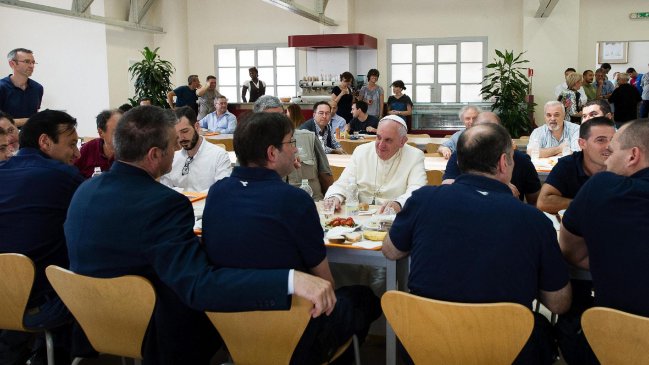 Francisco vuelve a sorprender almorzando con trabajadores del Vaticano
