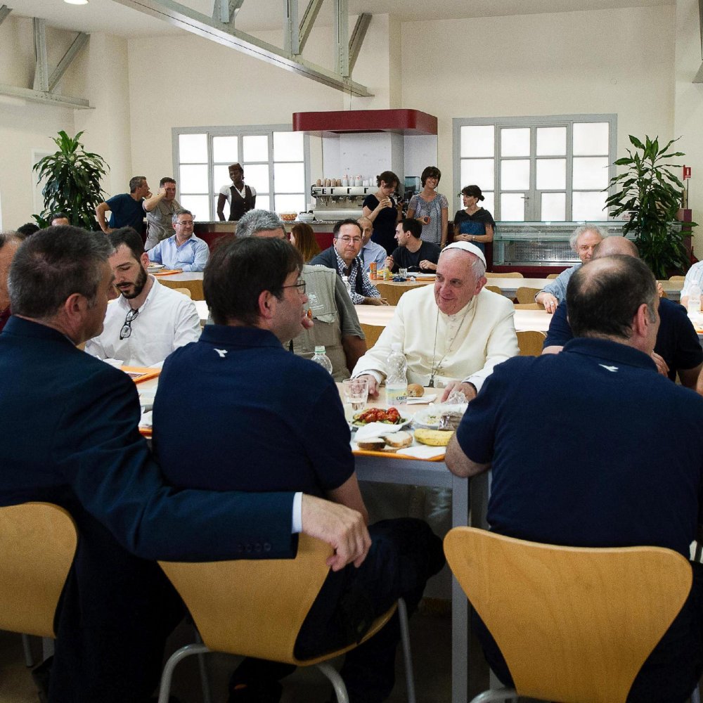 Francisco vuelve a sorprender almorzando con trabajadores del Vaticano
