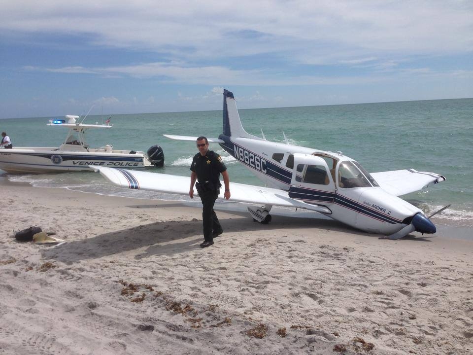 Hombre falleció al ser impactado por avioneta en playa de EE.UU.