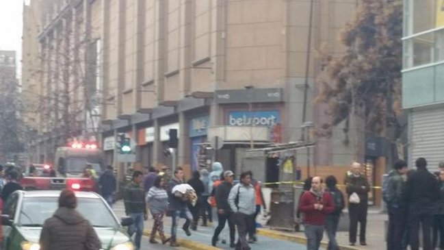 Aviso de bomba obligó a evacuar un mall en el centro de Santiago