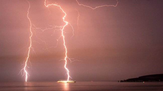 ¿Qué pasa cuando un rayo cae en el mar?