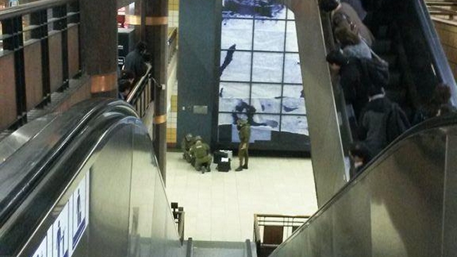 GOPE encontró botella envuelta en papel de diario tras alerta en Metro Baquedano