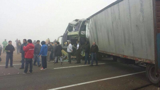Fatal accidente entre camión y bus en Antofagasta