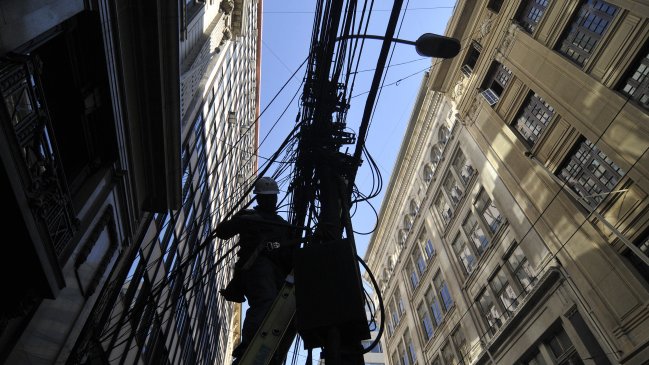 Autoridades buscan retirar el cableado en desuso de las calles de Santiago
