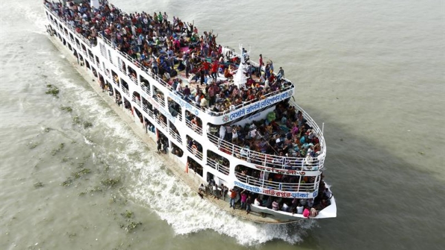 Dos muertos y 200 personas desaparecidas en un naufragio en Bangladesh