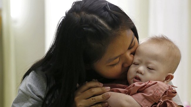 Padre que abandonó a niño con Síndrome de Down en Tailandia abusó de menores