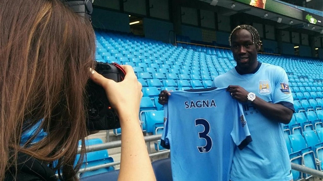 Bacary Sagna recibió la bienvenida en Manchester City