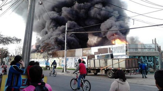 Incendio afecta a inmueble en Quinta Normal