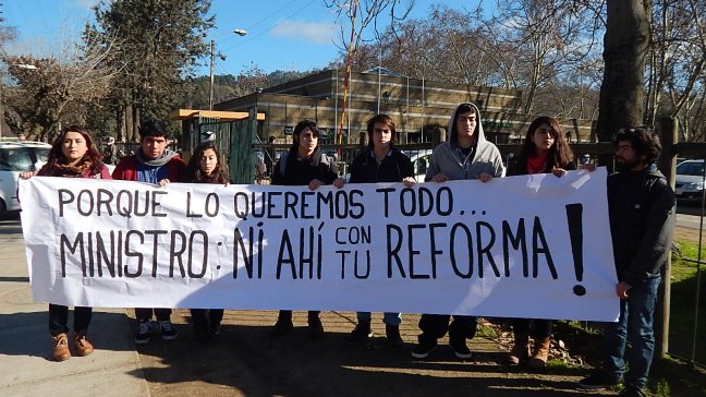 Secundarios intentaron funar a ministro Eyzaguirre en Talca