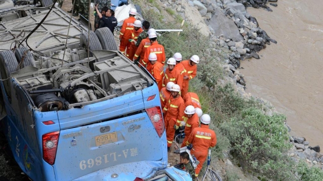 Cuarenta y cuatro muertos al caer por precipicio bus de turistas en Tíbet