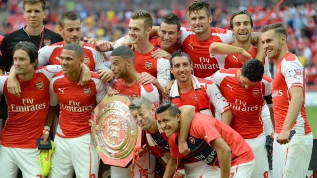 Alexis Sánchez festejó con Arsenal FC la obtención de la Supercopa inglesa