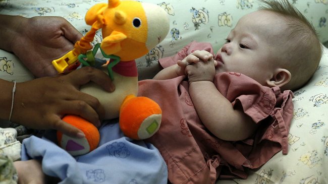 Pareja australiana afirma que luchará por bebé con síndrome de Down