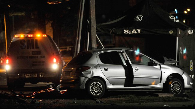 Suboficial de Carabineros murió al chocar su auto contra un poste