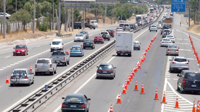 Más de 270 mil vehículos dejan Santiago por fin de semana largo