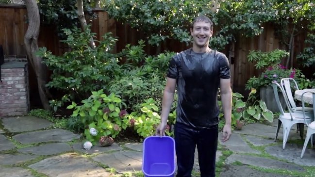 Celebridades estadounidenses están tirándose baldes de agua fría encima