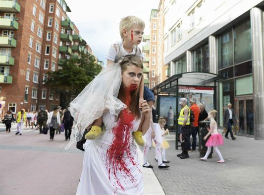 [Fotos] Zombies se tomaron las calles de Rusia y Suecia - Cooperativa.cl