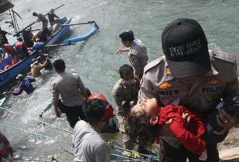 Naufragio deja 15 desaparecidos en Indonesia, 10 de ellos turistas