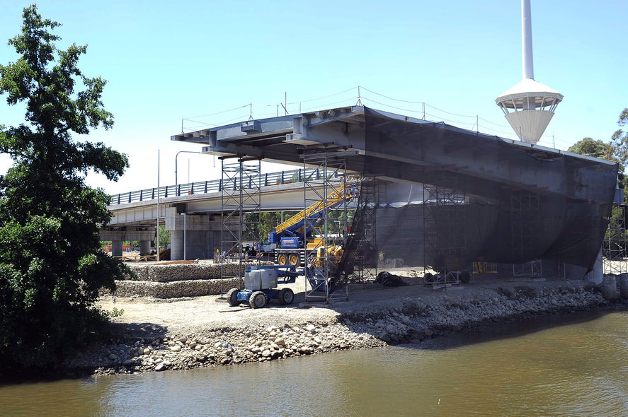Puente Cau Cau alista su puesta en funcionamiento