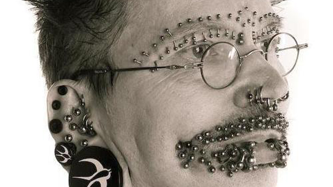 El hombre con más piercings del mundo fue expulsado de Dubái por 
