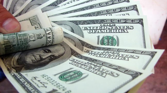 24 mil chilenos tienen más de un millón de dólares en sus cuentas