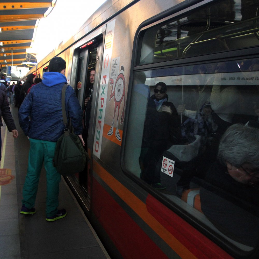 Metro aclaró cómo operará la prohibición de bultos grandes - Cooperativa.cl