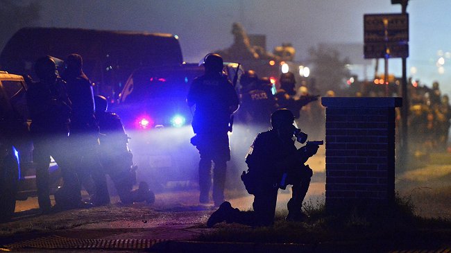 Nueva noche de violencia deja dos heridos de bala y 31 detenidos en Missouri