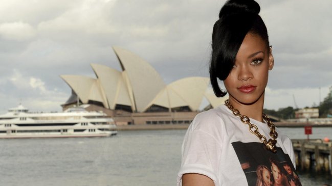 Rihanna se tocó la entrepierna y desató polémica en Twitter