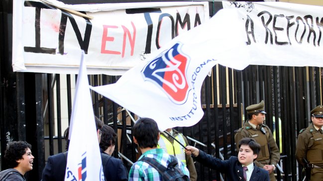 Municipalidad de Santiago evalúa apelar recurso de protección por tomas en Instituto Nacional