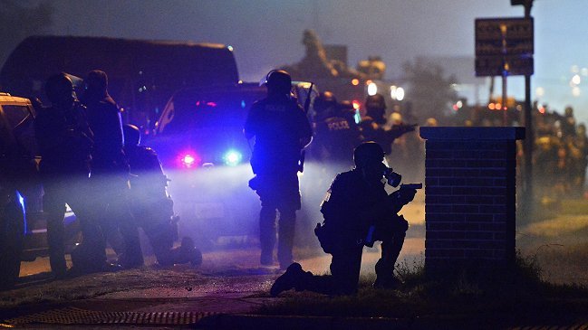 Nueva noche de violencia deja dos heridos de bala y 31 detenidos en Missouri