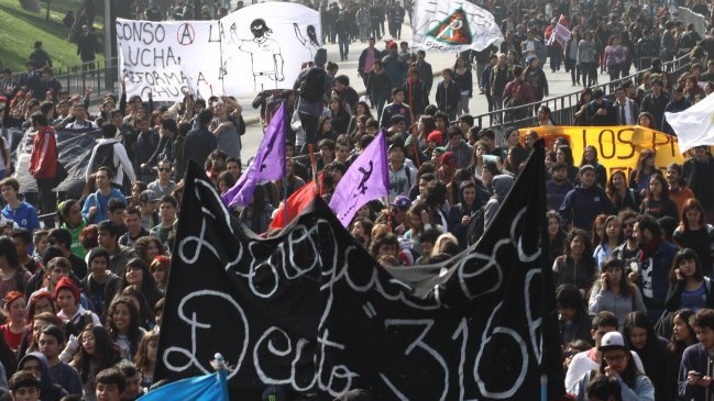 Estudiantes salen a las calles en medio del complejo trámite de la reforma educacional