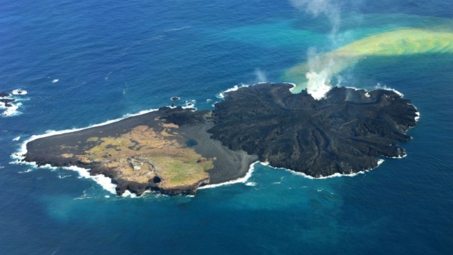 Científicos creen que isla japonesa surgida de un volcán puede generar un tsunami