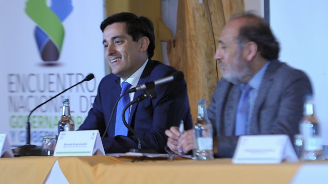 Peñailillo pide salir a la calle a explicar reformas en cita con gobernadores en San Felipe