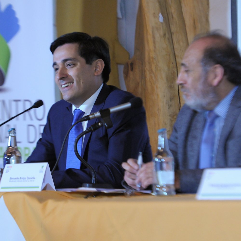 Peñailillo pide salir a la calle a explicar reformas en cita con gobernadores en San Felipe