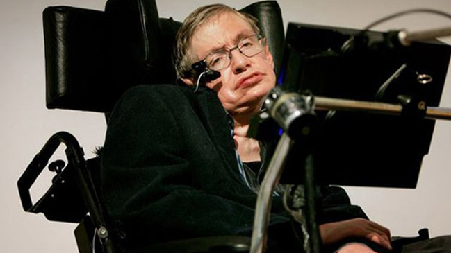 Stephen Hawking se une a la campaña del cubo con hielo por la esclerosis