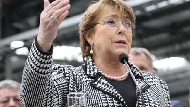 Bachelet anunció recambio de más de 200 mil luminarias municipales en el país