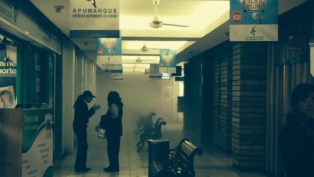 Bomberos controló incendio en centro comercial Apumanque