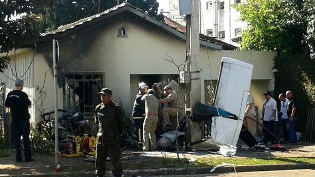Dos muertos y dos heridos al caer avioneta sobre una casa en el sur de Brasil