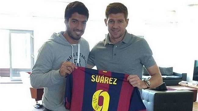 Luis Suárez visitó a sus ex compañeros de Liverpool