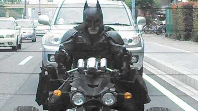 Misterioso motorista disfrazado de Batman causa sensación en Japón