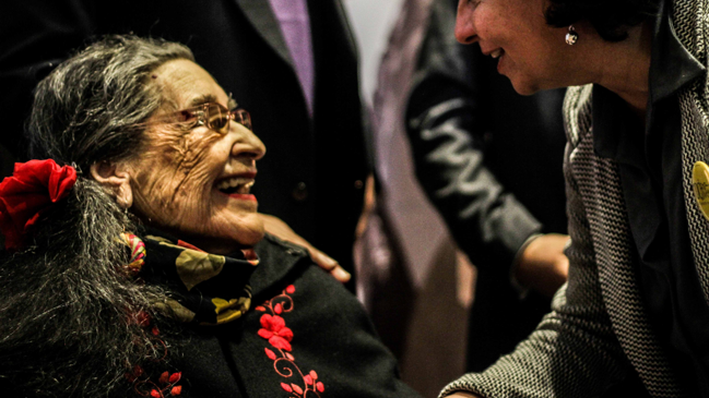 Margot Loyola lanzó libro sobre bailes nacionales dedicado a la Presidenta Bachelet