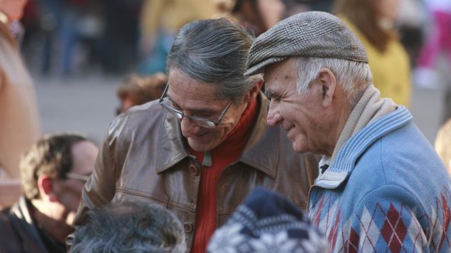 Uno de cada tres adultos mayores no alcanza a cruzar la calle con luz verde