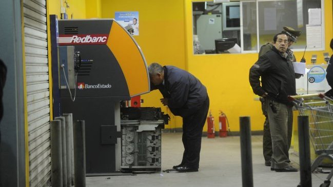 Delincuentes robaron dos cajeros automáticos la noche de este miércoles