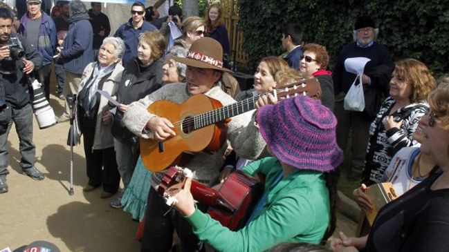 Nicanor Parra es celebrado con cuecas y asado en Las Cruces