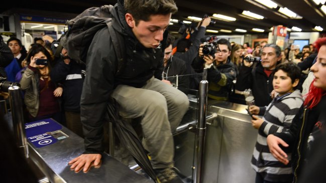 Usuarios realizaron evasión masiva en Metro Baquedano