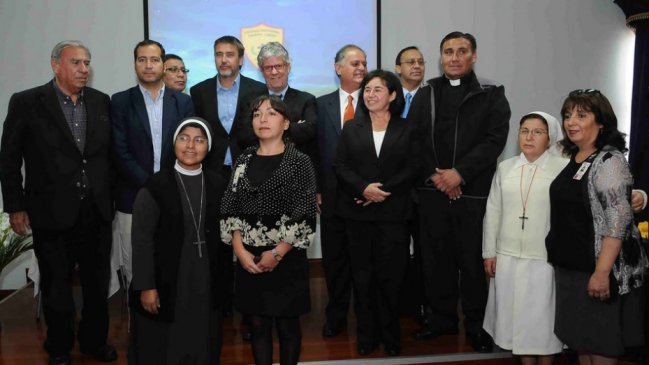 Mineduc e Iglesia Católica acordaron bases de arriendo de colegios y selección
