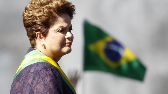 Moody's cambió de estable a negativa perspectiva de nota de deuda de Brasil